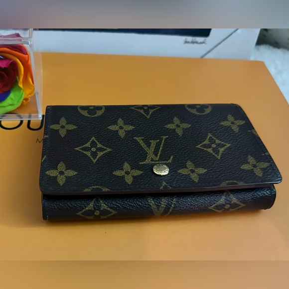 LV Monogram Middy (Medium) sized Wallet in EUC - Picture 9 of 14